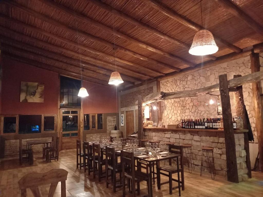 une salle à manger avec une grande table et des chaises dans l'établissement Finca La Valletana, à Vista Flores