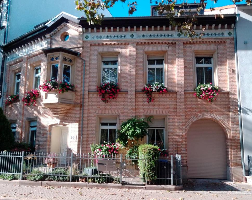エアフルトにあるツィマーヴェルミトゥン ダルベルグの赤レンガ造りの家
