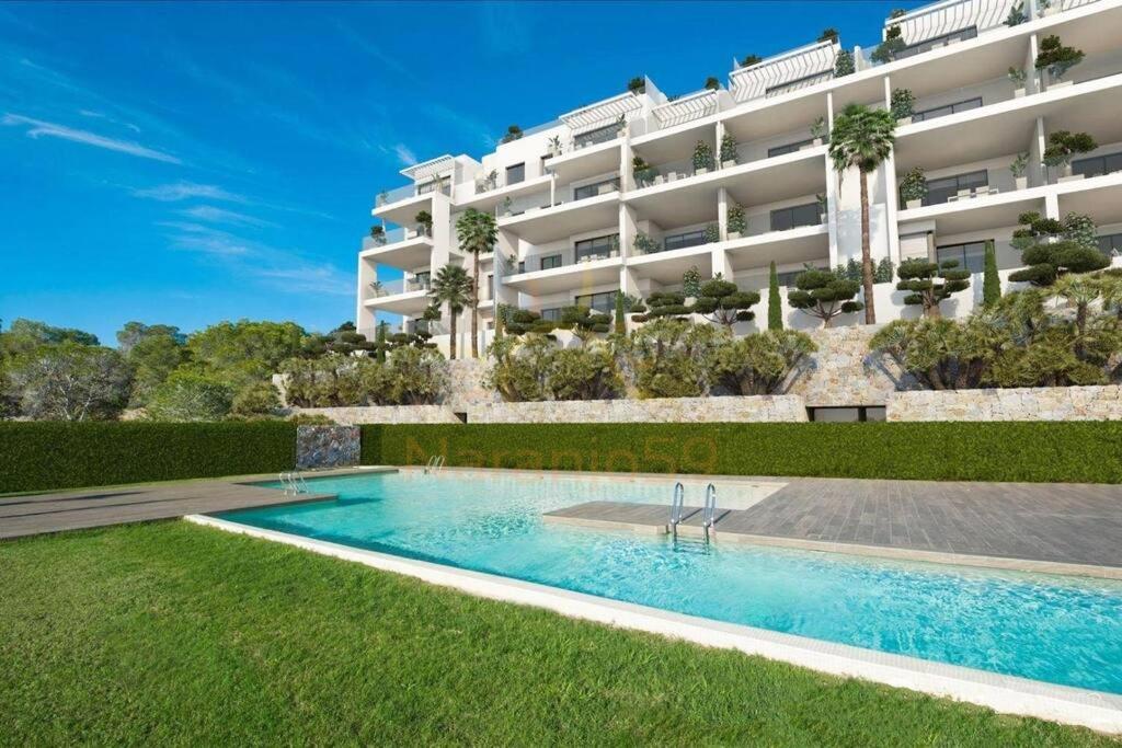 una piscina frente a un gran edificio en Naranjo59 - Las Colinas Penthouse, en Orihuela