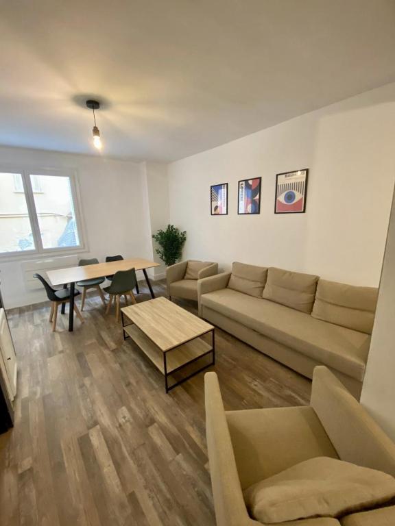 uma sala de estar com um sofá e uma mesa em Appartement centre-ville em Bastia