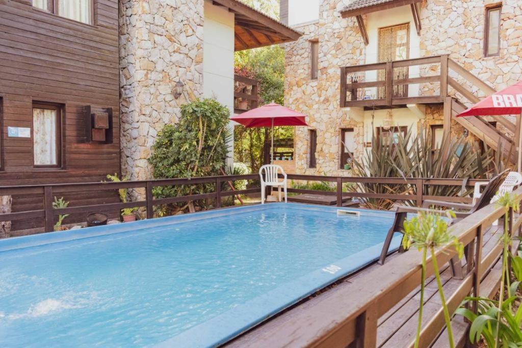 een zwembad op het terras van een huis bij Apart Vitraux in Las Gaviotas