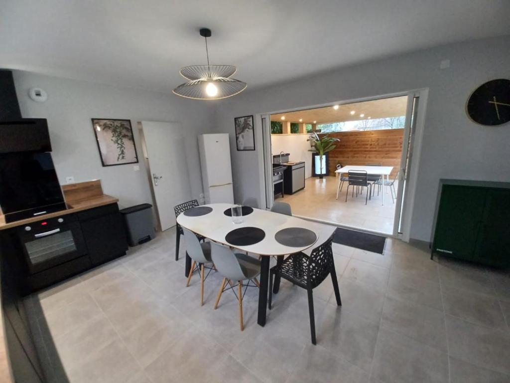 une salle à manger et un salon avec une table et des chaises dans l'établissement Chez Emoun et Lina, à Caussade