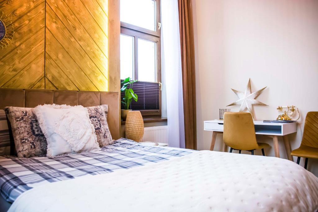 恰魯涅杜納耶茲的住宿－Apartament Złota Perła，一间卧室配有一张床、一张书桌和一个窗户。