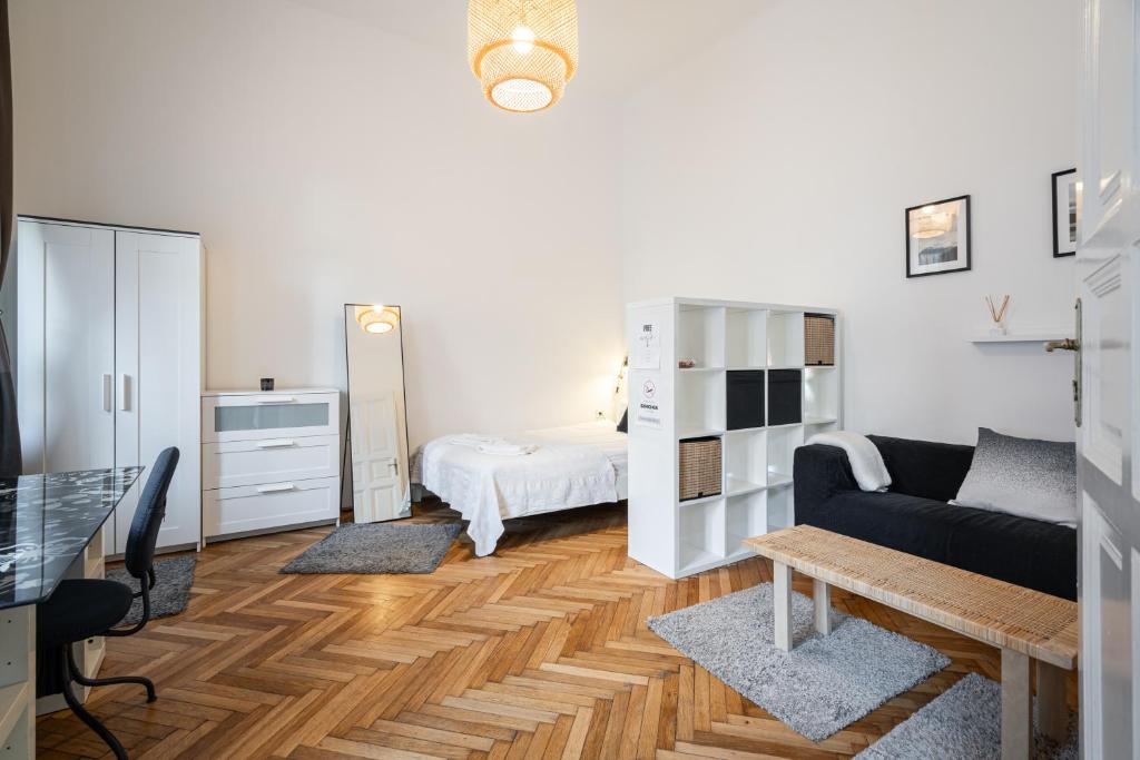 un soggiorno con divano e letto di Elementa Luxe Apartment a Budapest
