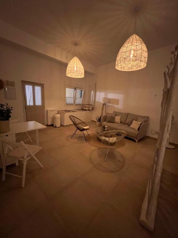 a living room with a couch and a table and two lights at Studio 45qm in Calpe Altstadt - ruhig & modern in Calpe