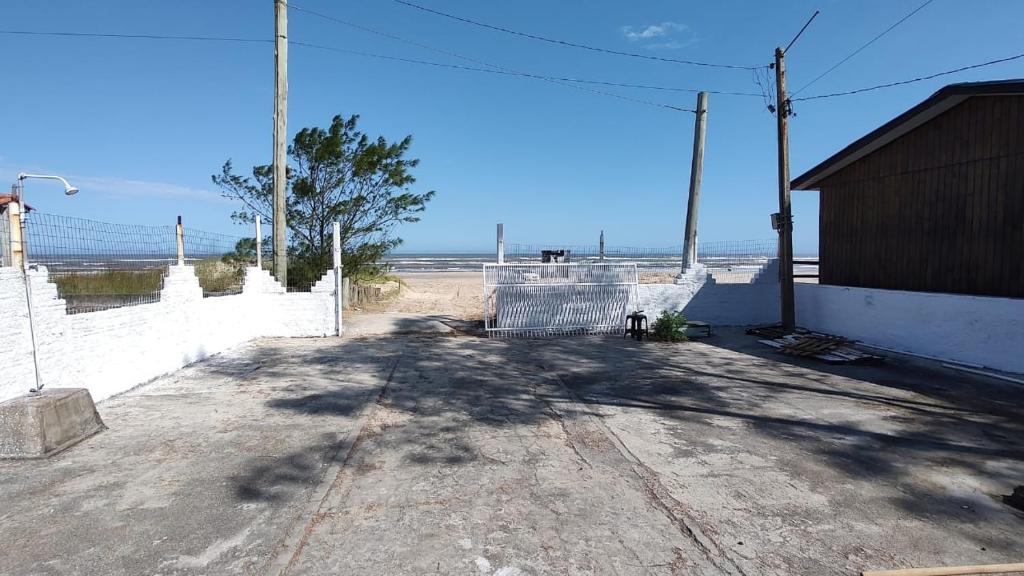 una strada sterrata accanto a un edificio con un albero di Casa Pé na Arreia a Arroio do Silva