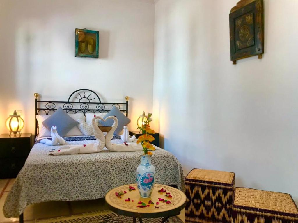 Postel nebo postele na pokoji v ubytování Riad Iklil
