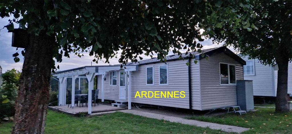 ein kleines Haus mit einem Schild, das Alternativen liest in der Unterkunft Camping Panorama in Bourscheid