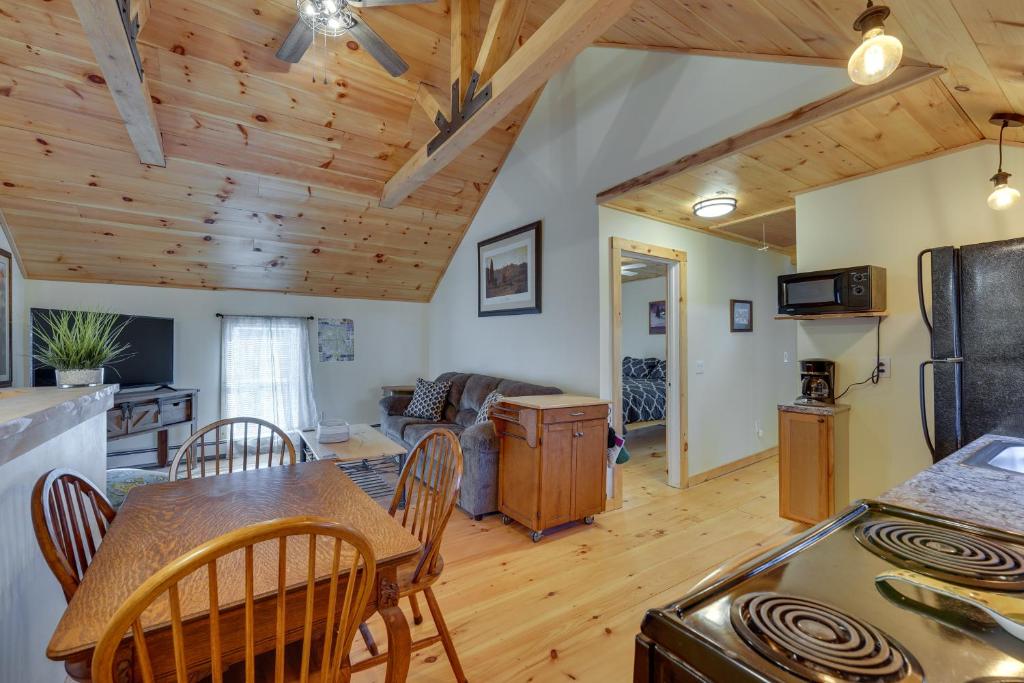 uma cozinha e sala de estar com mesa e cadeiras em Inviting Chittenden Apartment Near Pico Mountain! em Chittenden