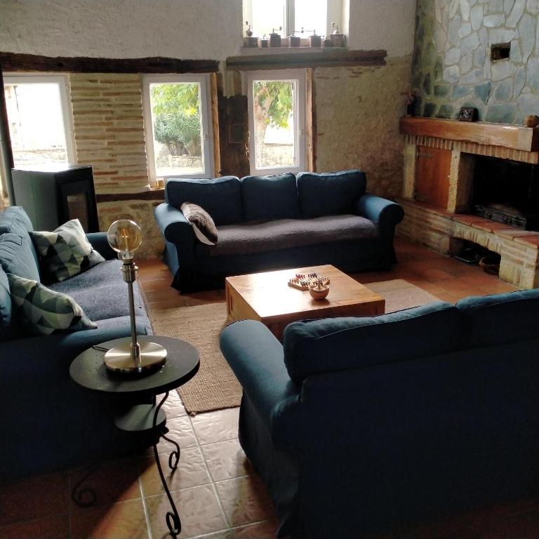 A seating area at Maison d'HÔTES LA FEZENDES
