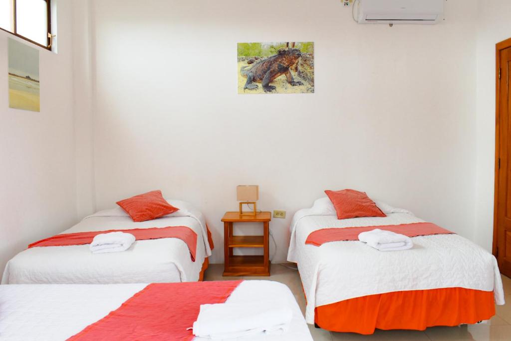 Postel nebo postele na pokoji v ubytování Gran Hostal Tintorera