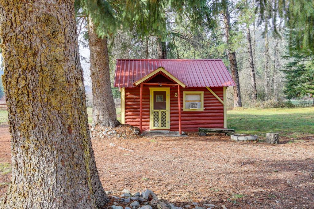 Black Diamond Ranch Cabin on Working Ranch! : كابينة حمراء بسقف احمر بجانب شجرة
