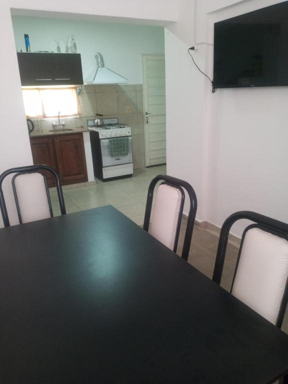 un tavolo nero e sedie in cucina di monoambiente a Jesús María