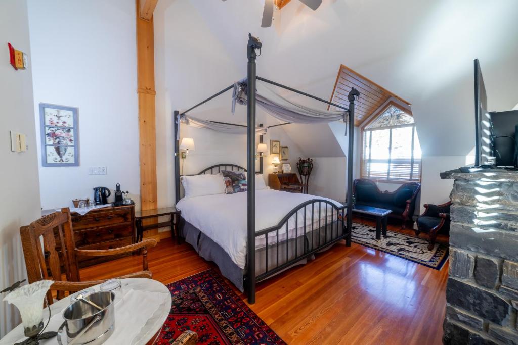 Tempat tidur dalam kamar di Beaujolais Boutique B&B at Thea's House- Adults Only