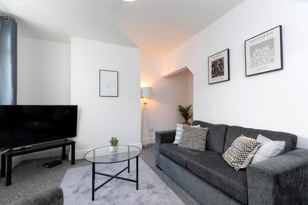 uma sala de estar com um sofá e uma televisão de ecrã plano em Quiet and Comfy House - Ideal for Contractors em Darlington