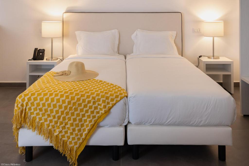 Postel nebo postele na pokoji v ubytování Oasis White Hotel