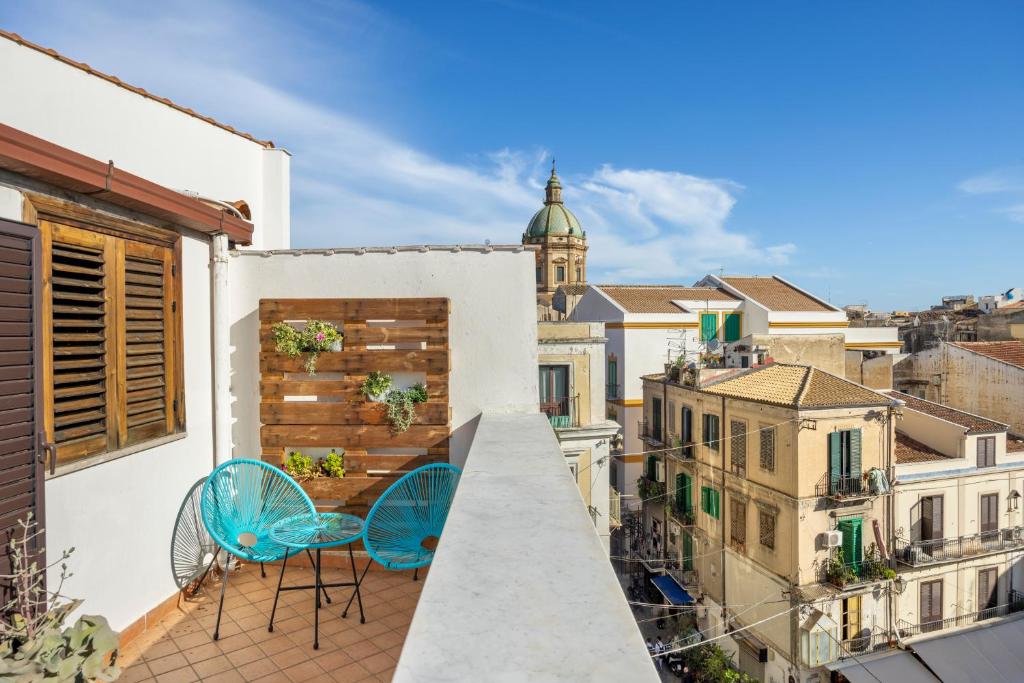 een balkon met 2 stoelen en uitzicht op de stad bij Suk Ballarò House in Palermo