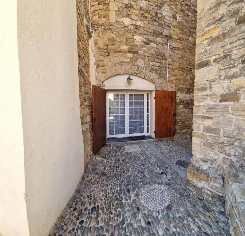 una puerta a un edificio con una pared de piedra en Casa Vacanze AL TEATRO, en Diano Castello
