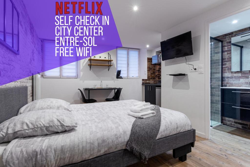 - une chambre avec un lit et une télévision dans l'établissement VilleneuveCityStay Moderne, à Villeneuve-sur-Lot