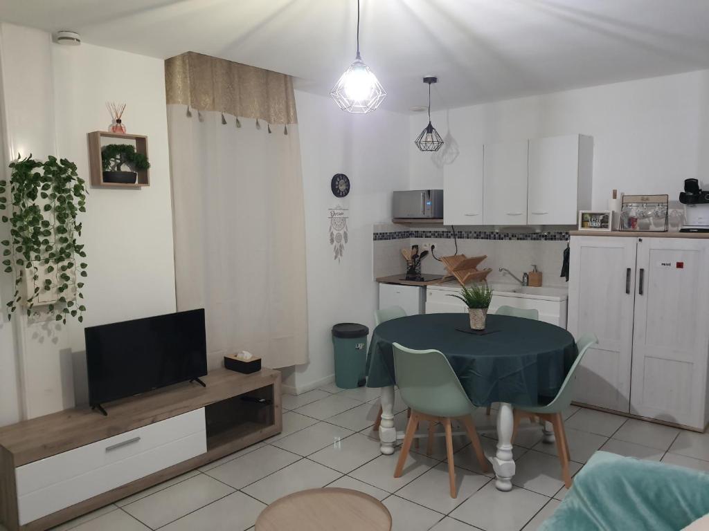 Kuchyň nebo kuchyňský kout v ubytování Maisonnette abj