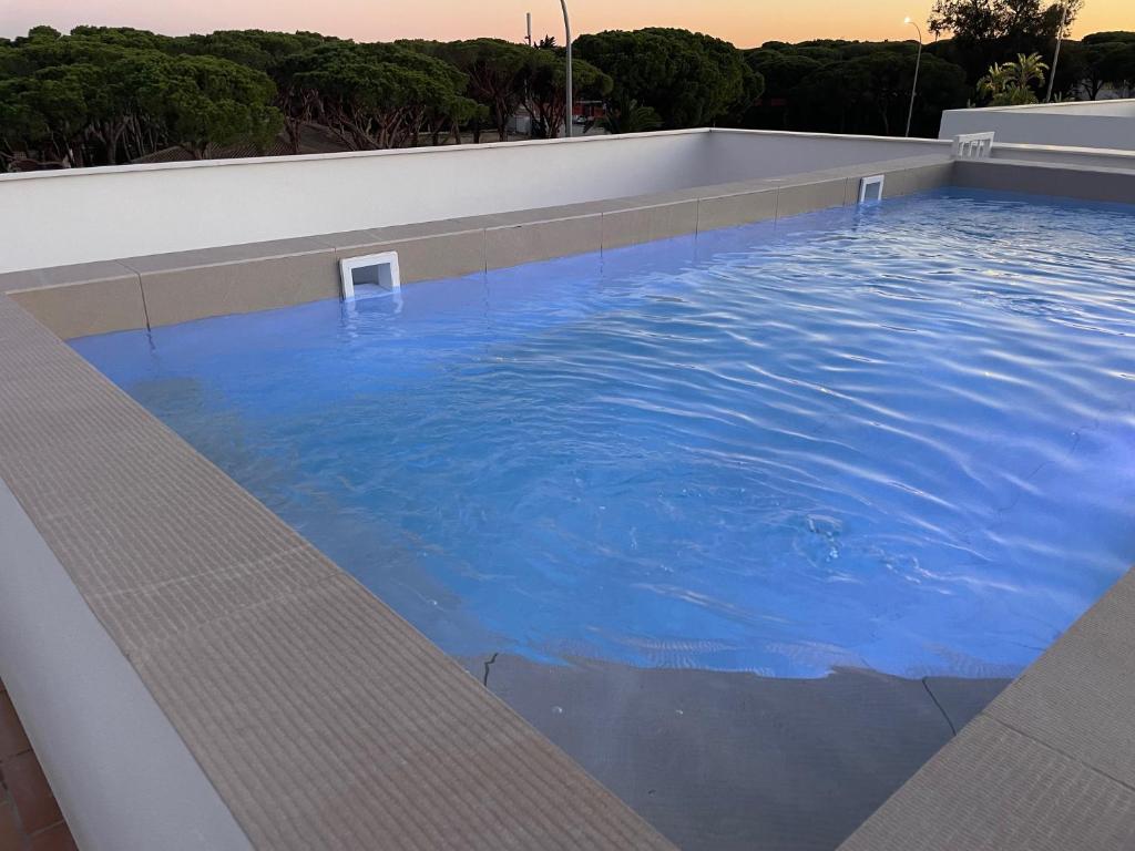 Bazén v ubytování VILLA SARAH Barrosa Playa nebo v jeho okolí