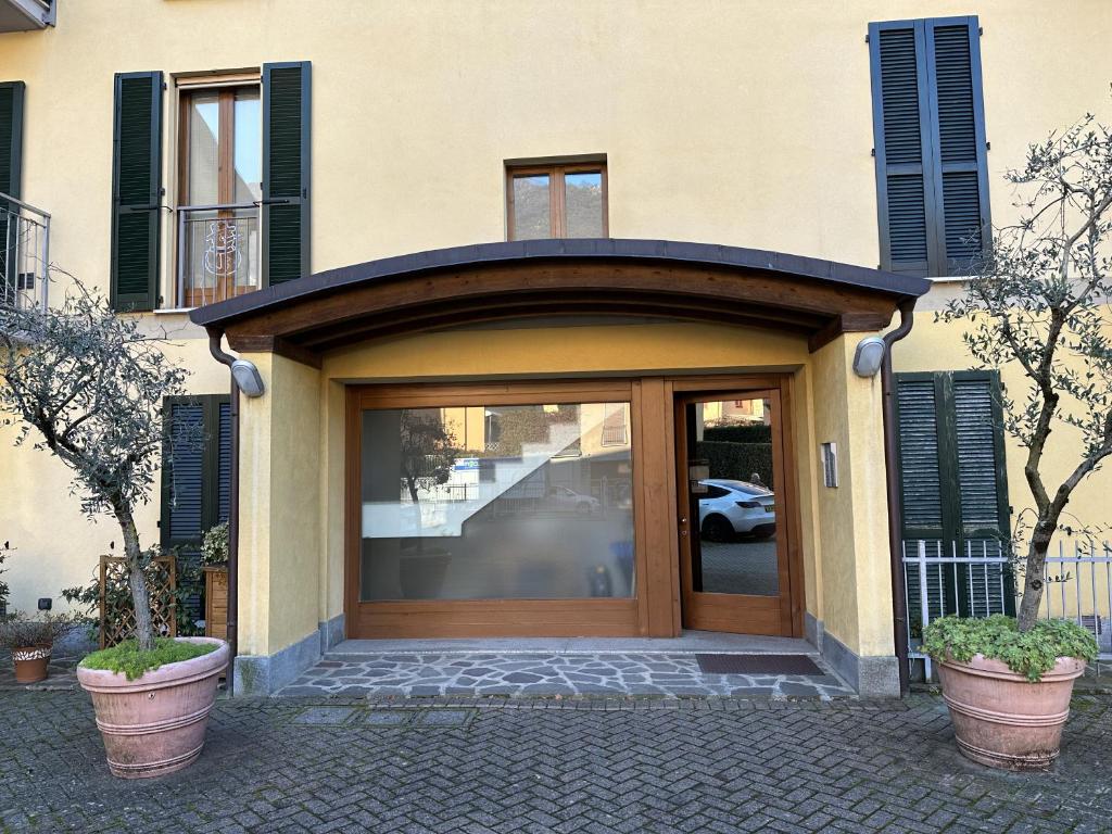 a entrance to a building with a wooden door at Apartment BelLenno in Lenno
