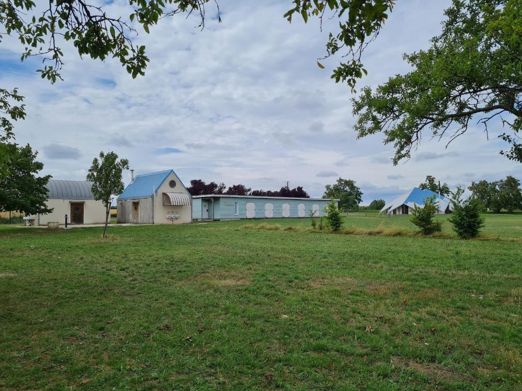 Blick auf ein Feld mit Scheune und Bäumen in der Unterkunft Gîte Bures, 1 pièce, 4 personnes - FR-1-584-312 in Bures