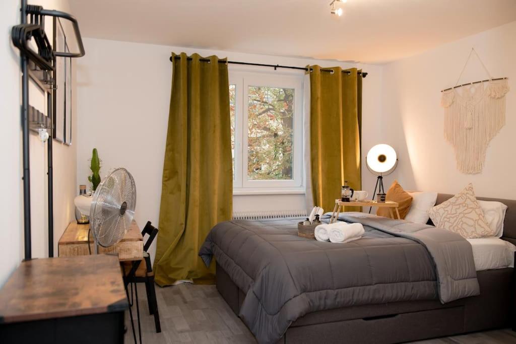 sypialnia z łóżkiem i oknem z wentylatorem w obiekcie Entire Tulum Apartment, in the Center of Vienna w Wiedniu
