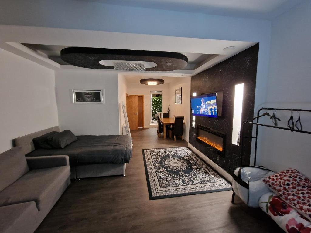 ein Wohnzimmer mit einem Sofa und einem Kamin in der Unterkunft 31 London Road Liverpool Sleeps 4 in Liverpool