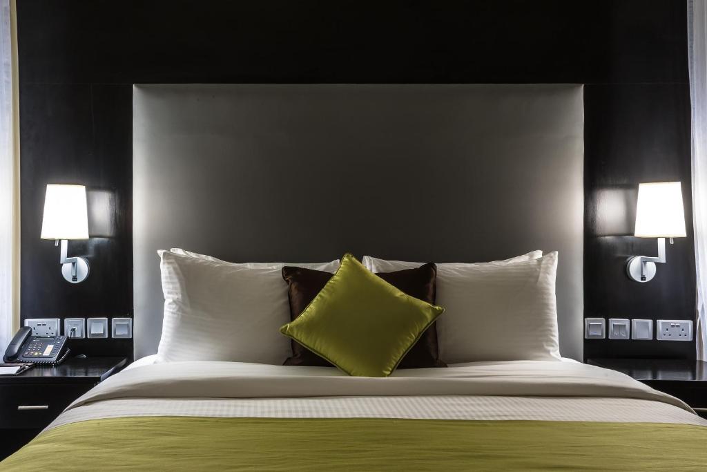 Postel nebo postele na pokoji v ubytování Acacia Premier Hotel