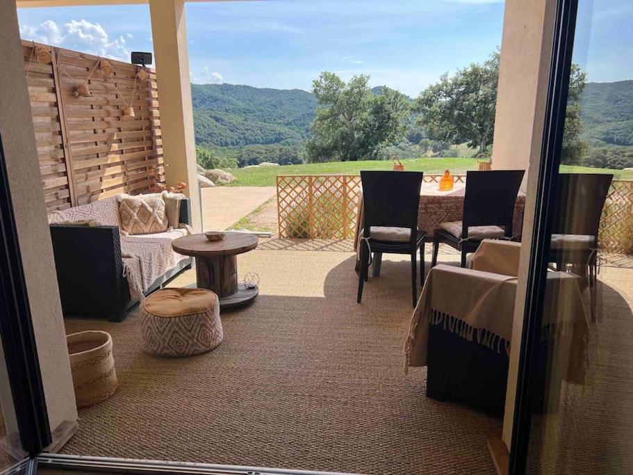 une véranda avec vue sur les montagnes dans l'établissement Studio proche Ajaccio, à Ocana