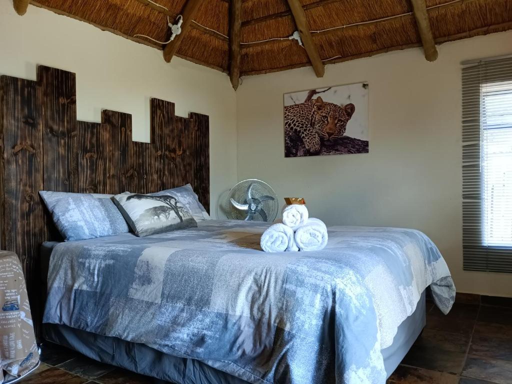 En eller flere senge i et værelse på Unique Overnight Polokwane