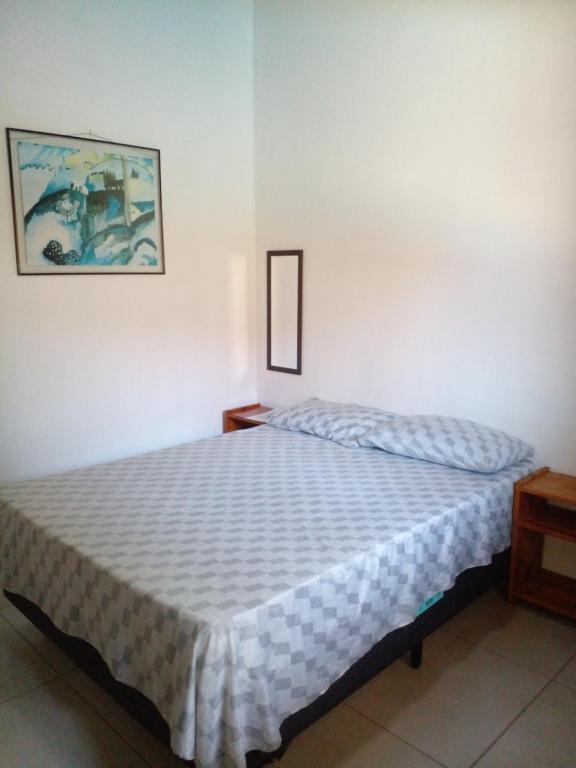 1 dormitorio con 1 cama en una habitación blanca en Ap Buzios, en Búzios
