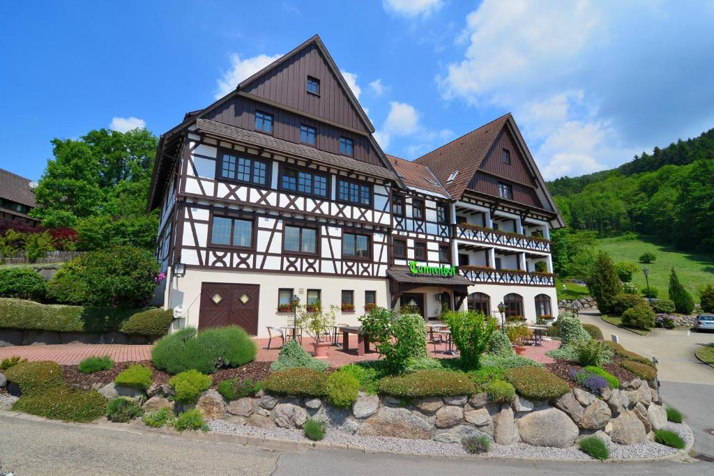 ein großes Gebäude mit einem großen in der Unterkunft RelaxHotel Tannenhof in Sasbachwalden