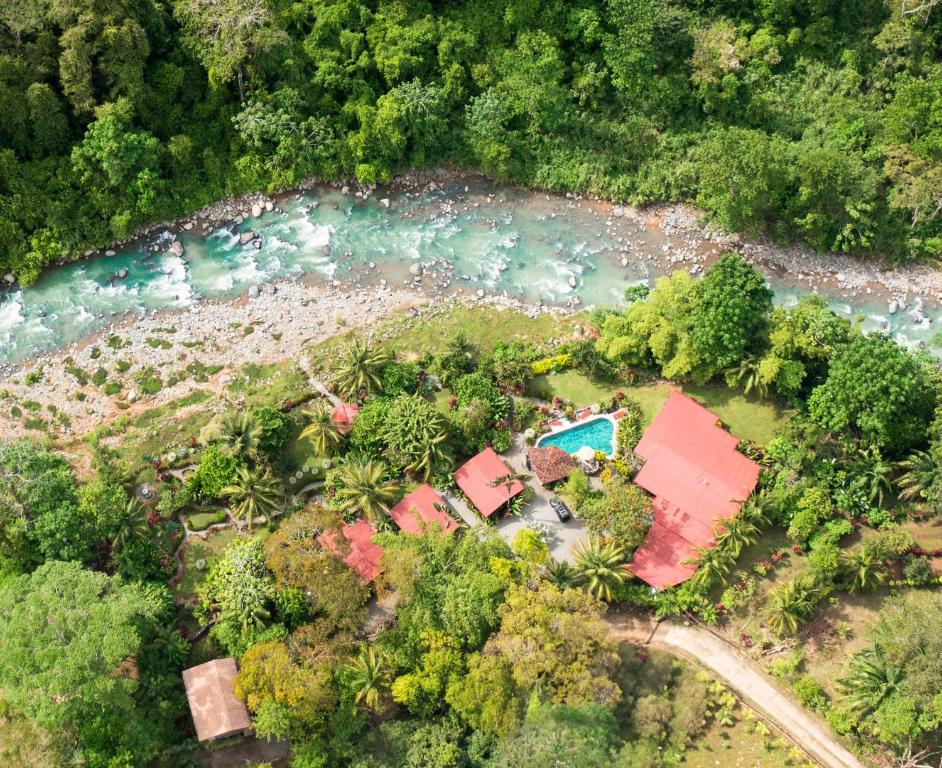 z góry widok na dom nad rzeką w obiekcie Casitas Del Rio Riverfront Jungle Beach Vacation w mieście Uvita