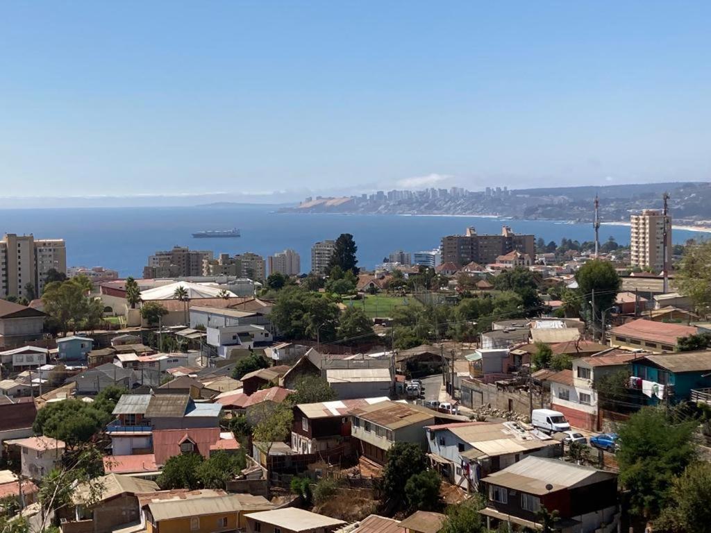 een stad met huizen en de oceaan op de achtergrond bij Egeo mariposa in Viña del Mar