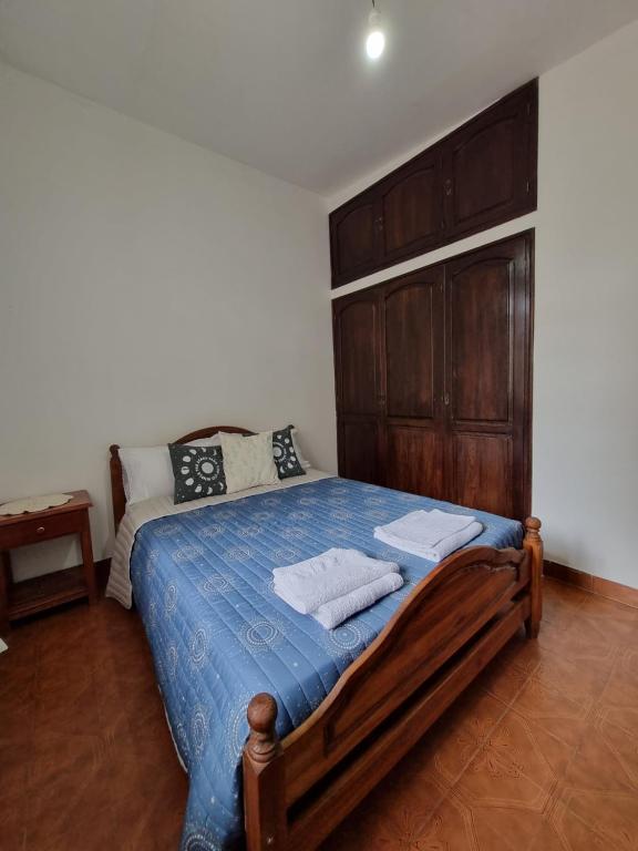 ein Schlafzimmer mit einem Bett mit zwei Handtüchern darauf in der Unterkunft A Lau' De Los Álamos in Humahuaca