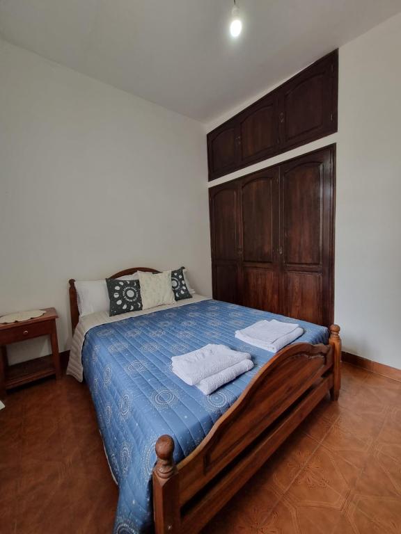 a bedroom with a bed with two towels on it at A Lau' De Los Álamos in Humahuaca