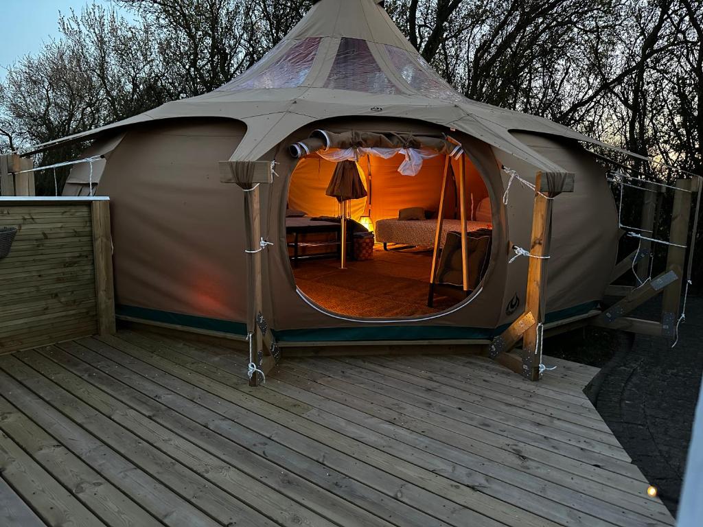 einen Pavillon mit einem Bett in der Mitte in der Unterkunft Romantik Luxus Glamping 2 in Idestrup
