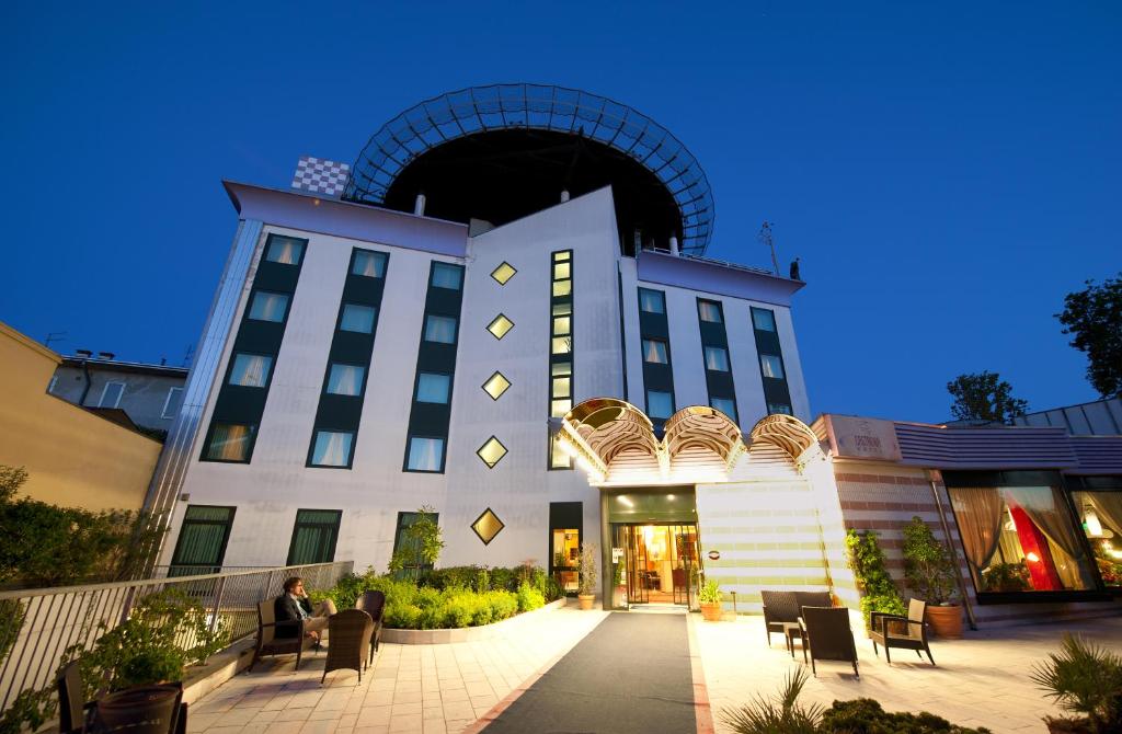 a large white building with a courtyard in front of it at Castagna Palace Hotel & Restaurant in Montecchio Maggiore