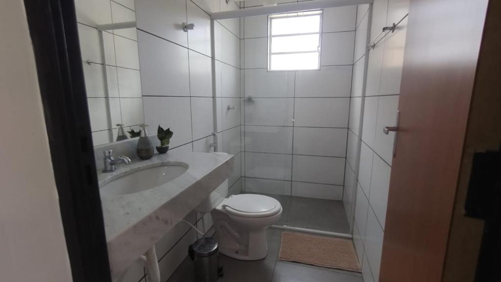 ein weißes Bad mit einem Waschbecken und einem WC in der Unterkunft Pousada Flor do Campo Cipó in Santana do Riacho