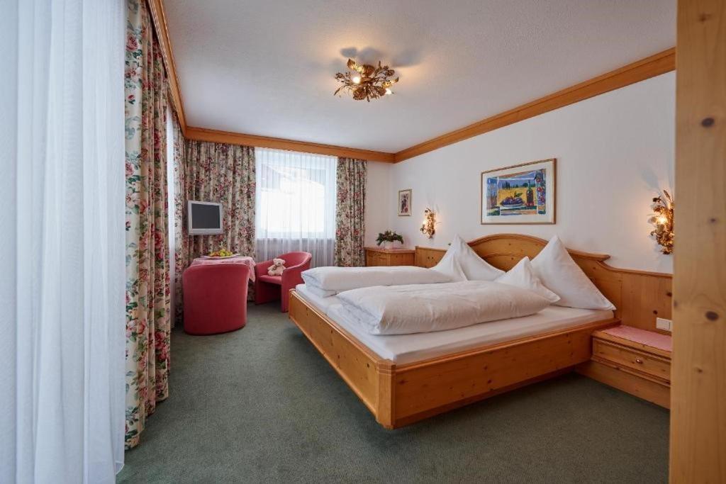 Tempat tidur dalam kamar di Hotel Restaurant formarin
