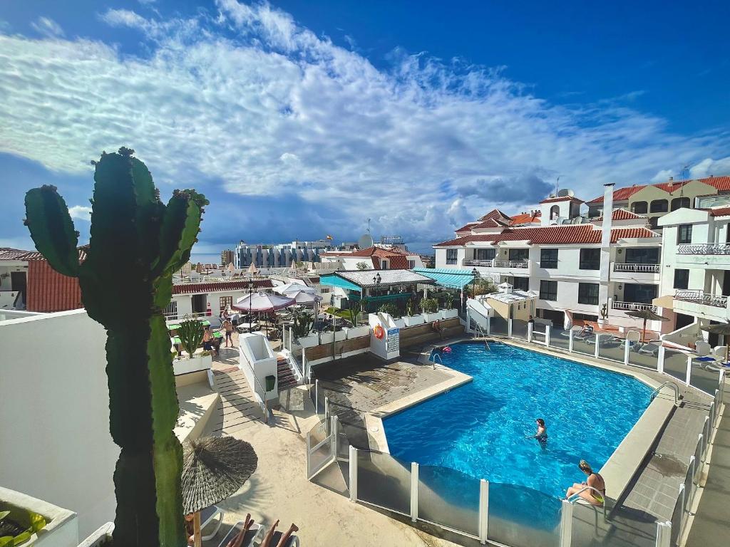 vista sulla piscina di un resort di CASA VARGAS-TENERIFE a Los Cristianos