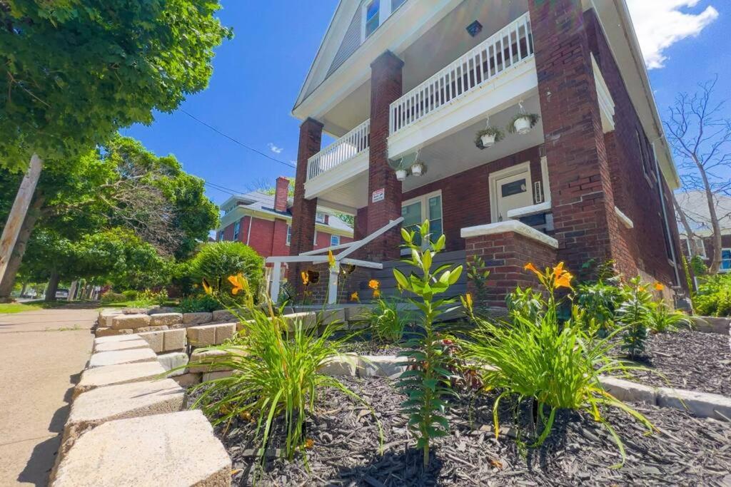 Κήπος έξω από το Comfortable 3BR, 1 Bath close to the falls