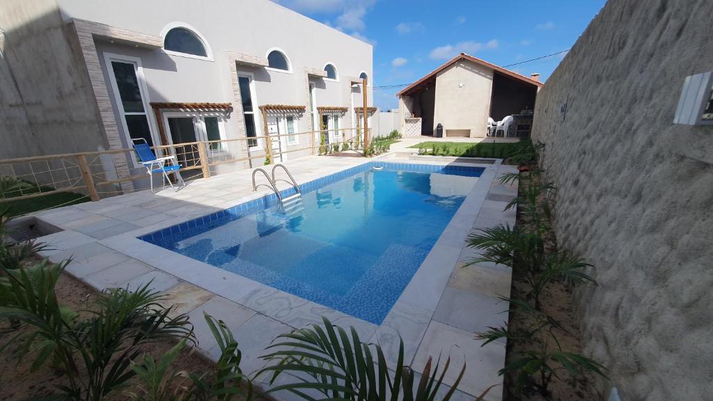 カウカイアにあるVidaBela Lofts Cumbuco CEの家の前のプール