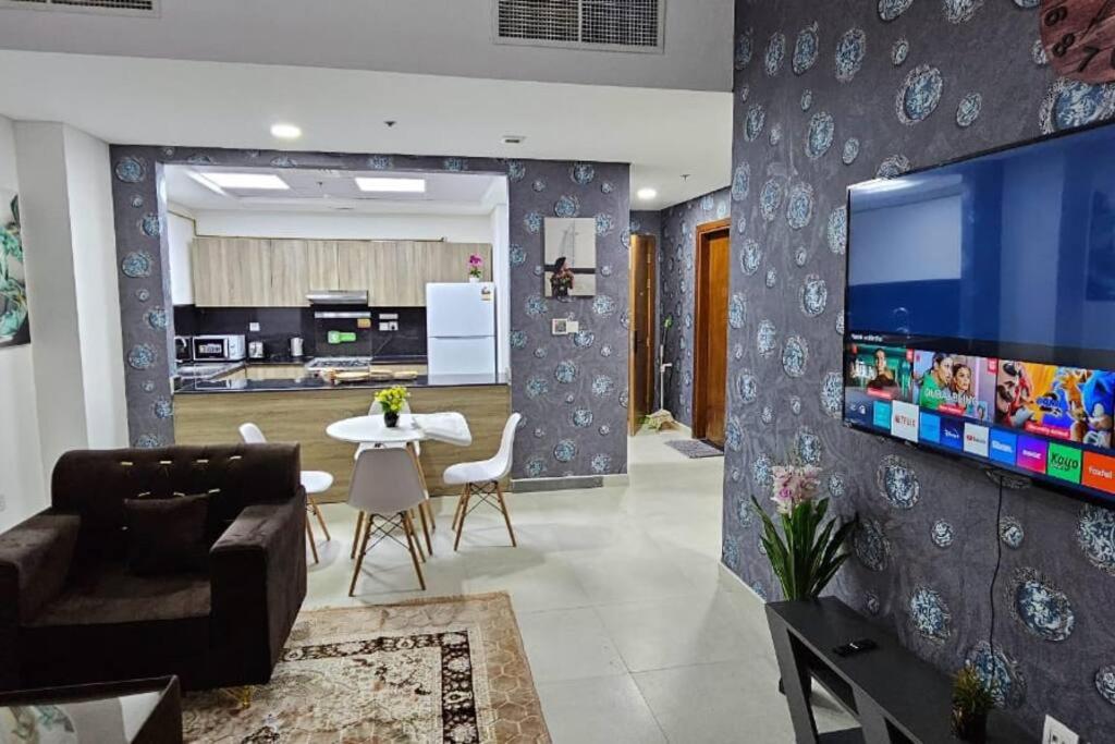 Телевизия и/или развлекателен център в R N D jumeirah 1 bedroom