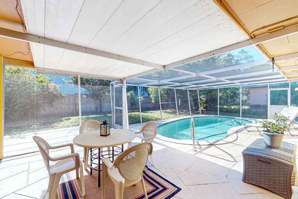 Swimmingpoolen hos eller tæt på Balmy Breeze Hideaway