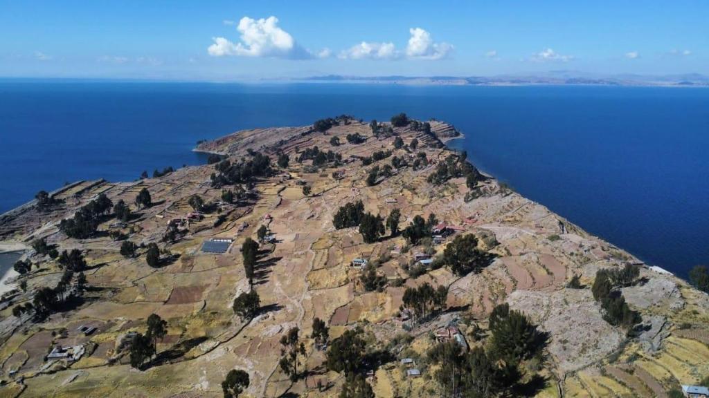 una vista aérea de una isla en el agua en INKA LAKE Taquile Lodge, en Huillanopampa