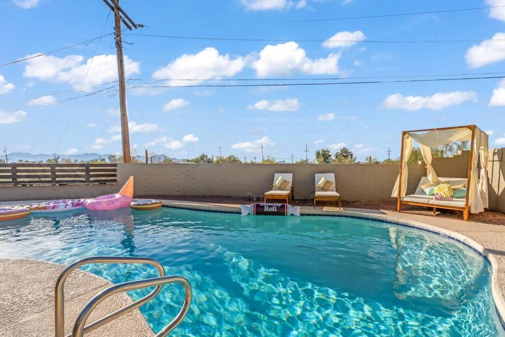 une piscine avec deux chaises et un gazebo dans l'établissement Tucson Escape: 5br - Pool - CCP - Eclectic-Themed, à Tucson