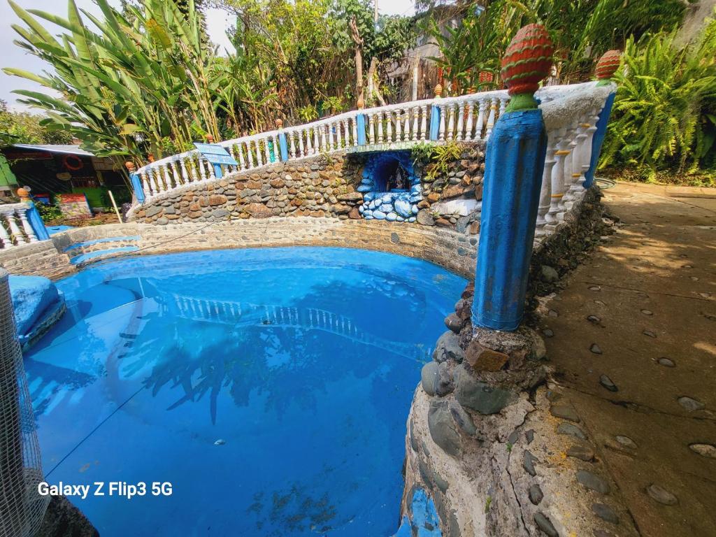 una piscina azul con una valla alrededor en El rancho de stella, en Cali